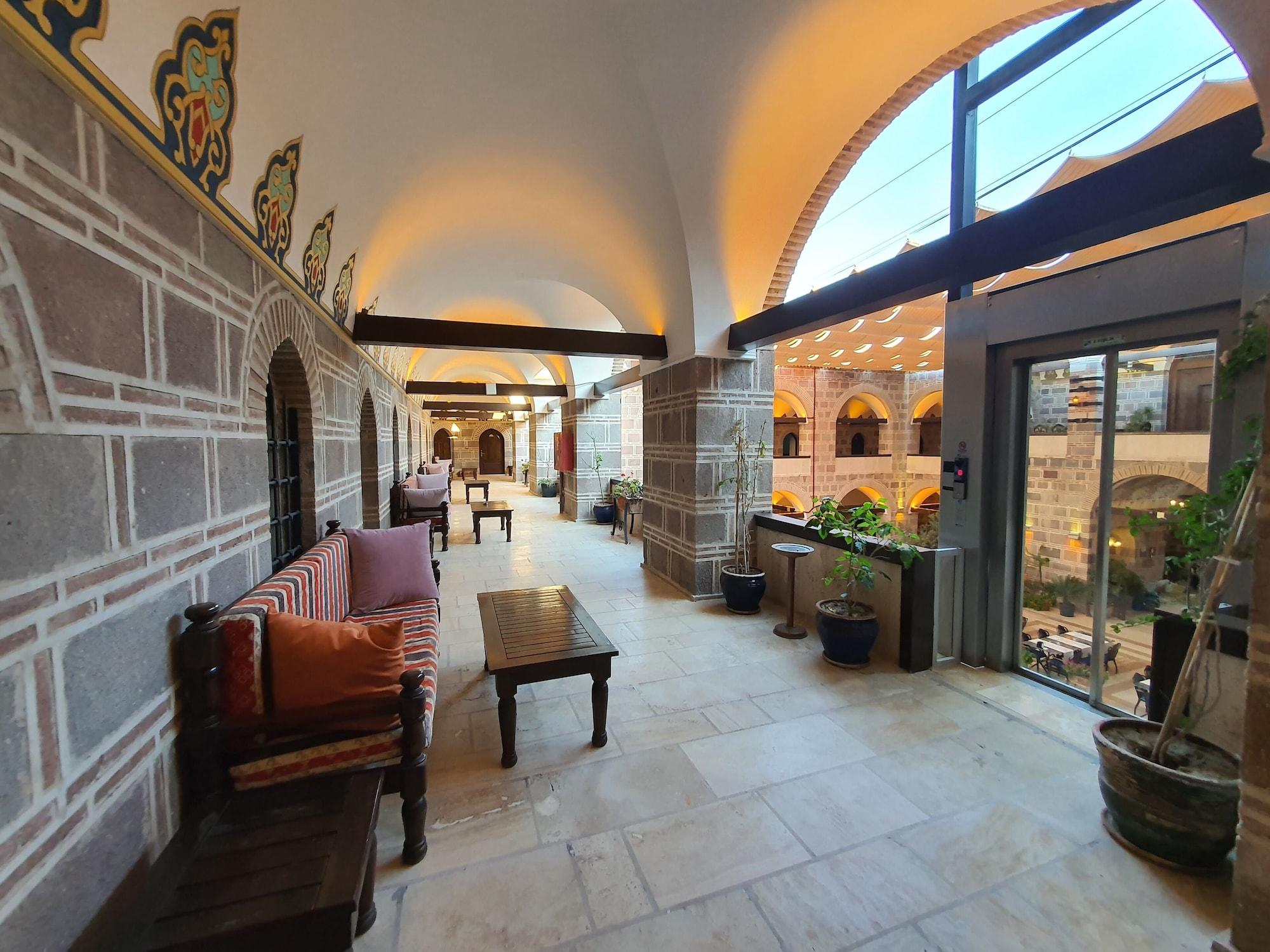 Cesme Kanuni Kervansaray Historical Hotel מראה חיצוני תמונה