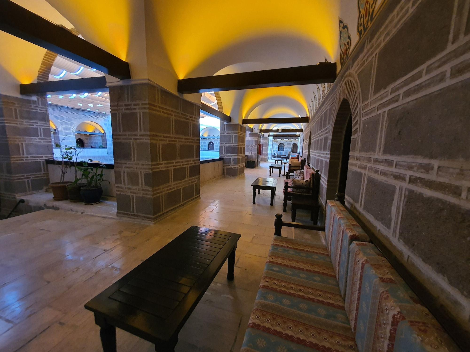 Cesme Kanuni Kervansaray Historical Hotel מראה חיצוני תמונה