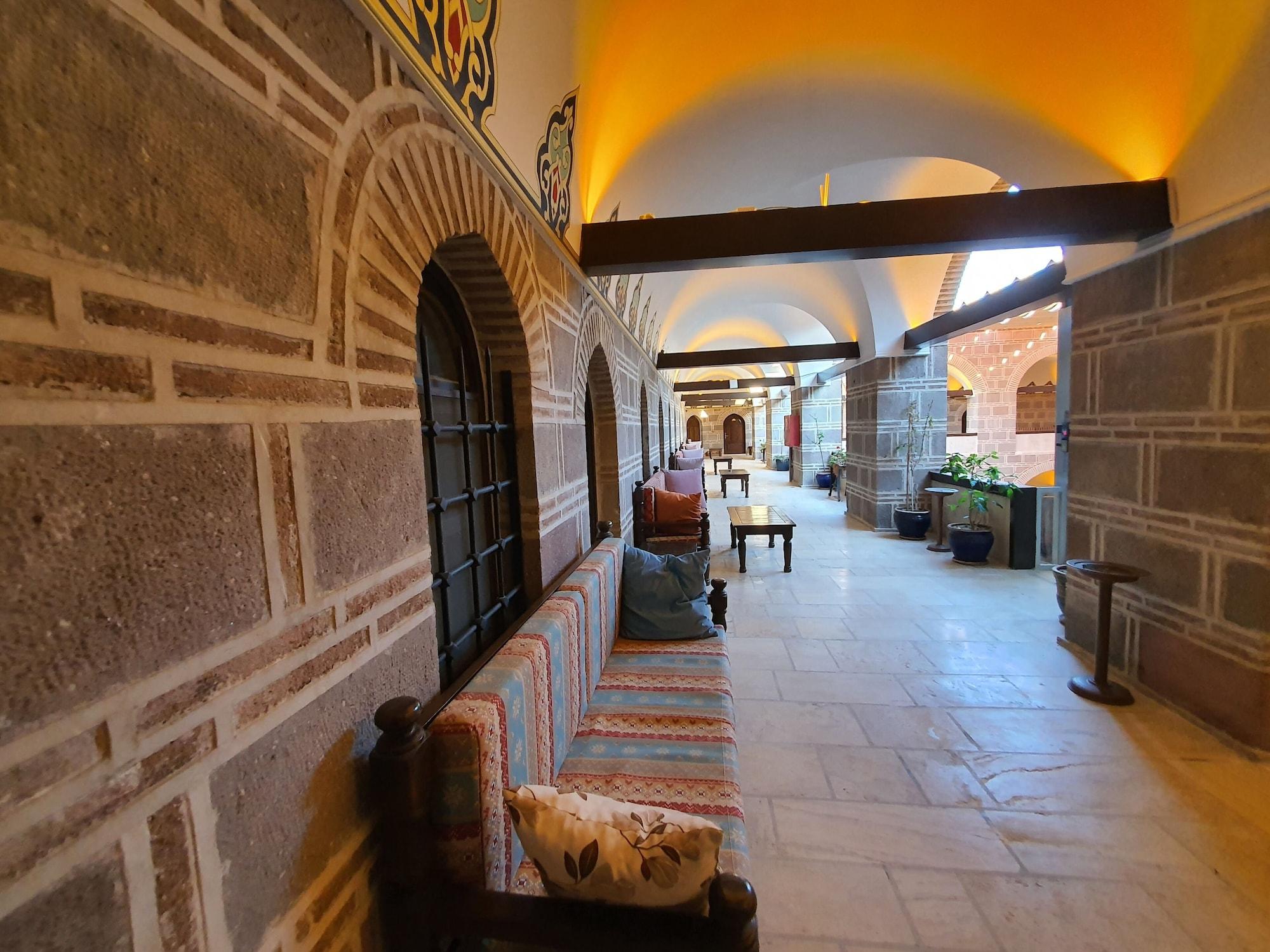Cesme Kanuni Kervansaray Historical Hotel מראה חיצוני תמונה